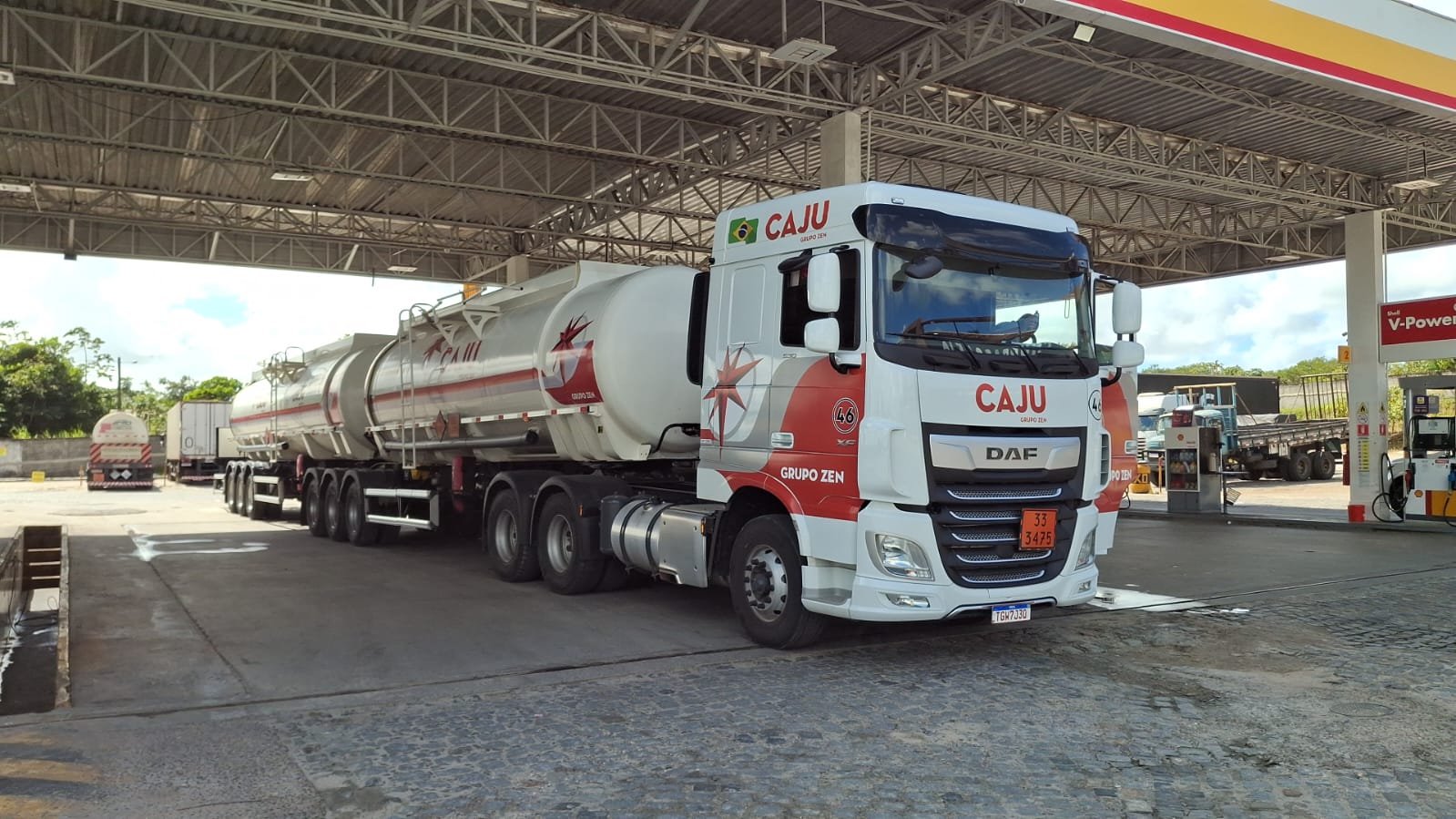 Caminhão-tanque Caju na pista