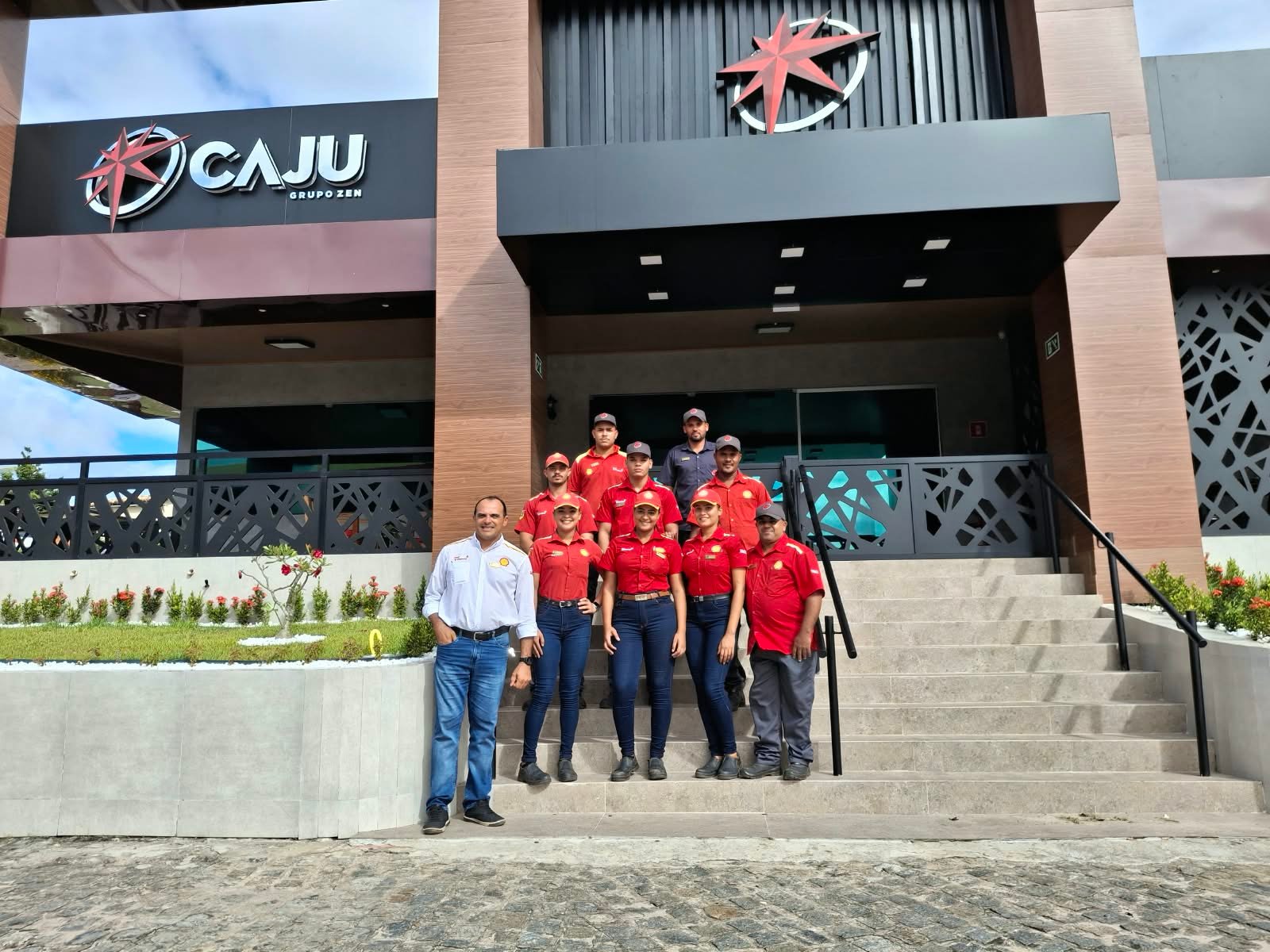 Equipe na entrada do Posto Caju