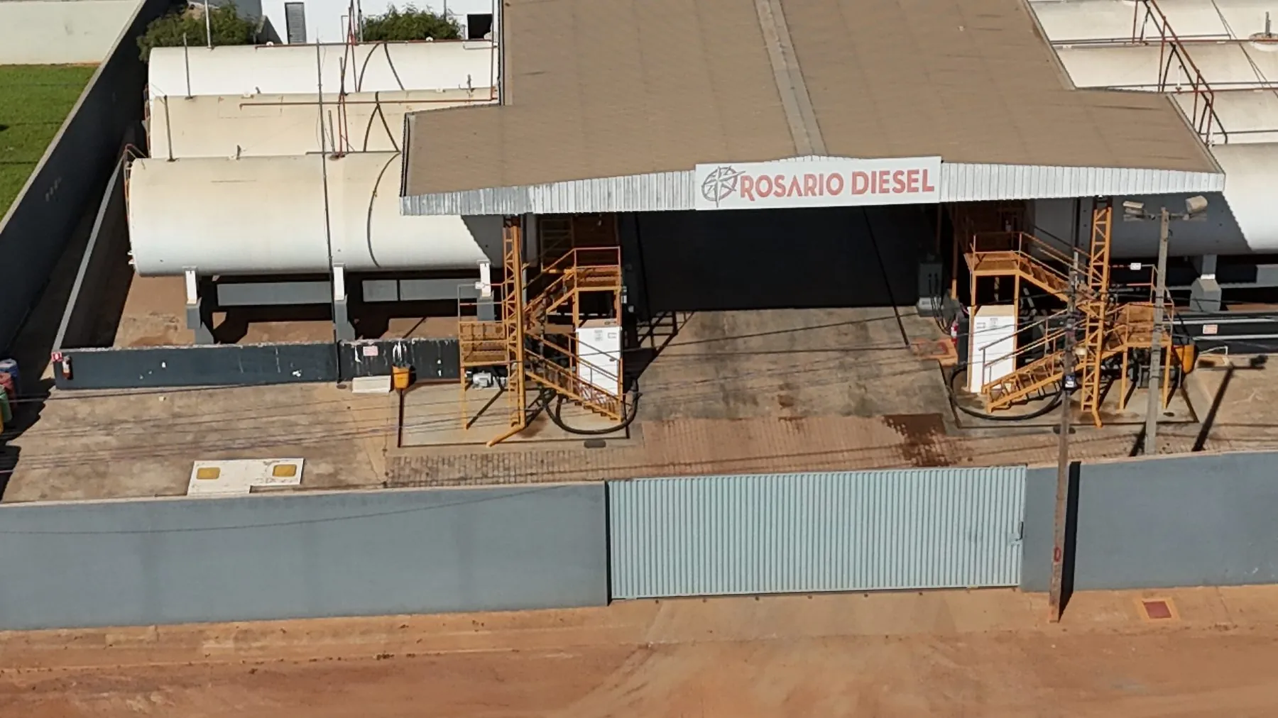Plataforma de carregamento do TRR Fabiandra, com a placa Rosário Diesel.