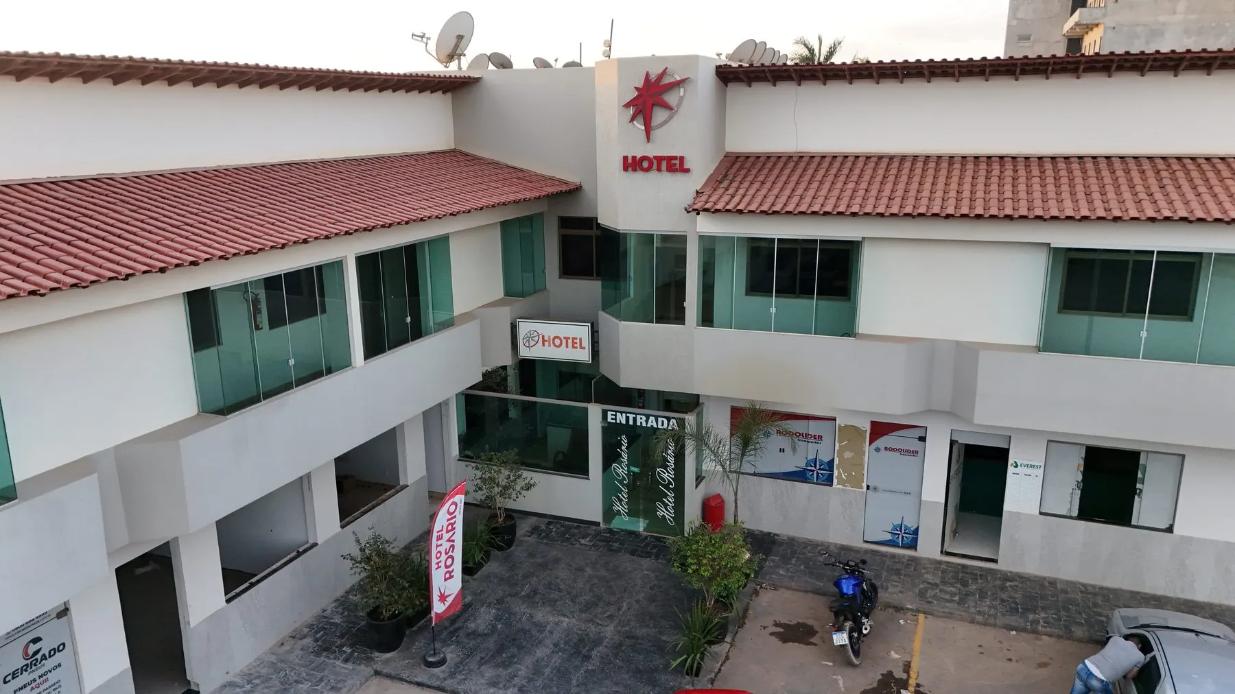 Fachada do Hotel Rosário vista do alto: a torre com a estrela e o nome HOTEL, e a porta de entrada.