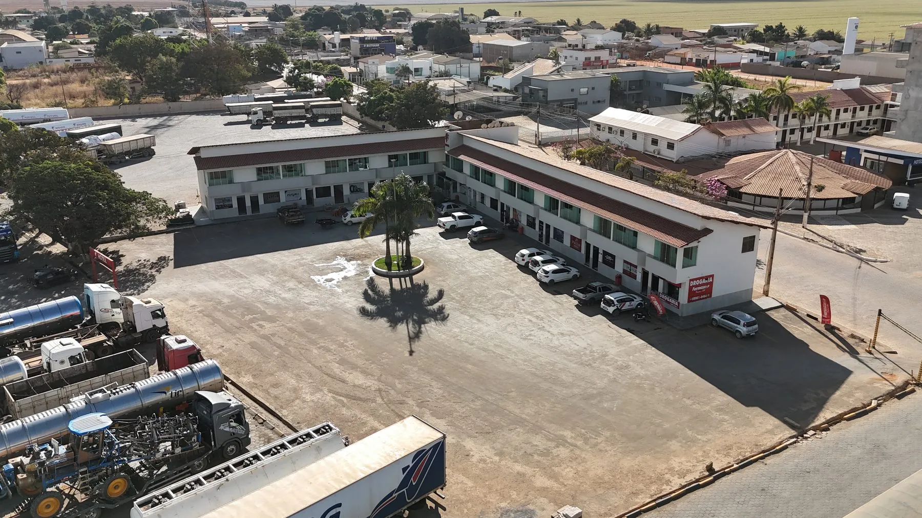 Hotel Rosário e o pátio vistos do alto, com carretas estacionadas à esquerda.