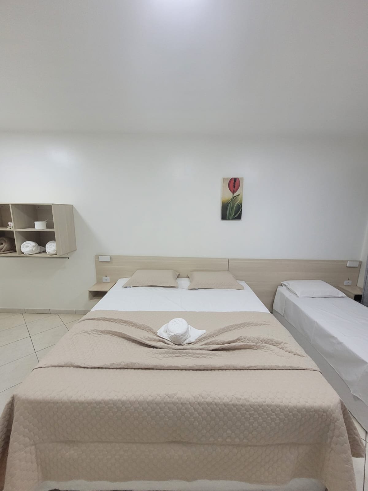 Quarto do Hotel Rosário visto da porta