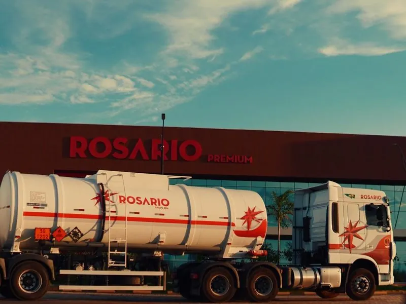 Carreta-tanque Rosário estacionada diante da fachada do Rosário Premium.
