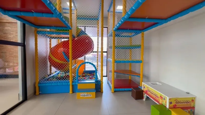 Espaço kids do Rosário Premium por dentro: escorregador em espiral, piscina de bolinhas e torre de redes.