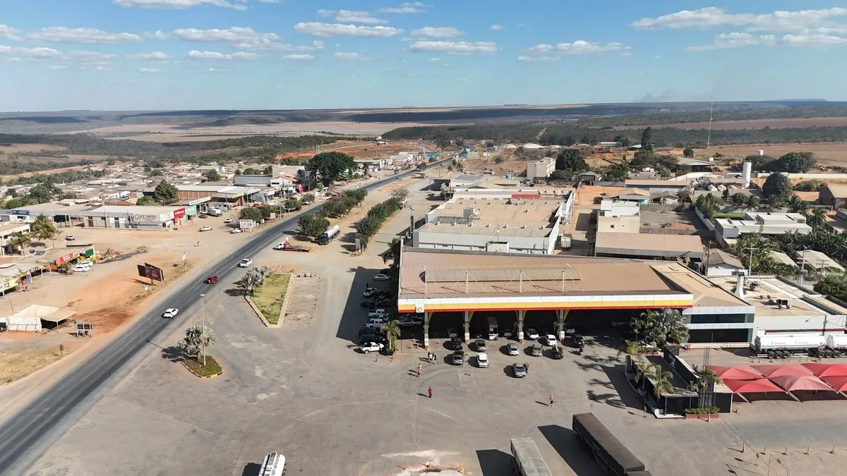 O Posto Rosário visto do alto: a cobertura Shell e o pátio, a rodovia ao lado, a cidade em volta e o cerrado até o horizonte.