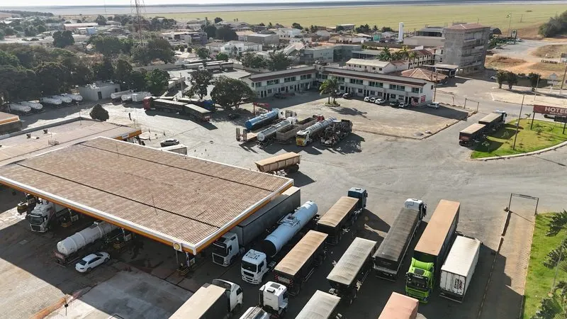 Pista de diesel do Posto Rosário com carretas lado a lado, vista de drone.