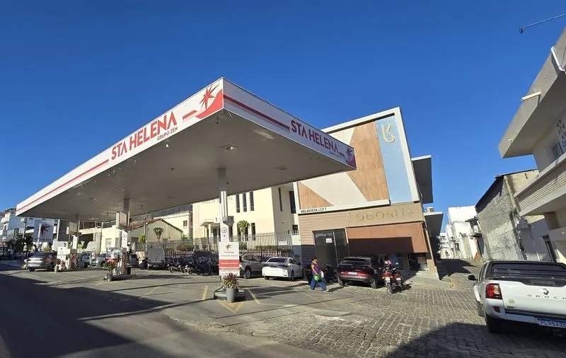 Posto Santa Helena Centro visto da rua, com os prédios do centro de Itaberaba ao fundo.