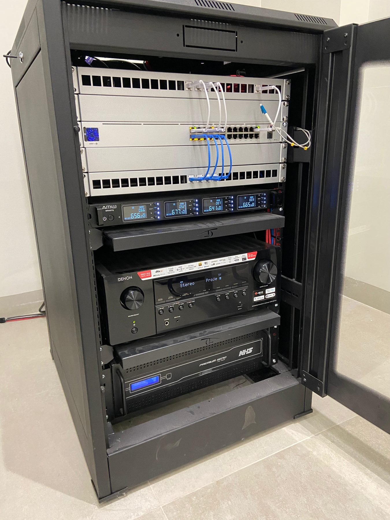 Rack de áudio e rede do auditório