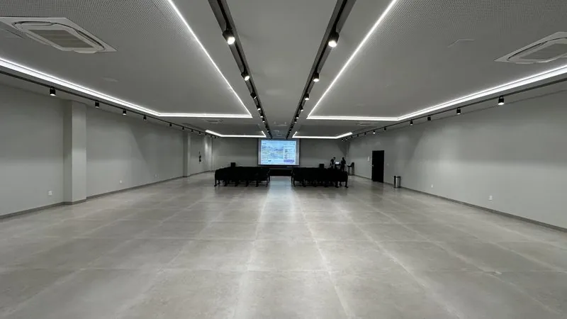 Auditório do Rosário Premium vazio, com o palco e o telão ao fundo.