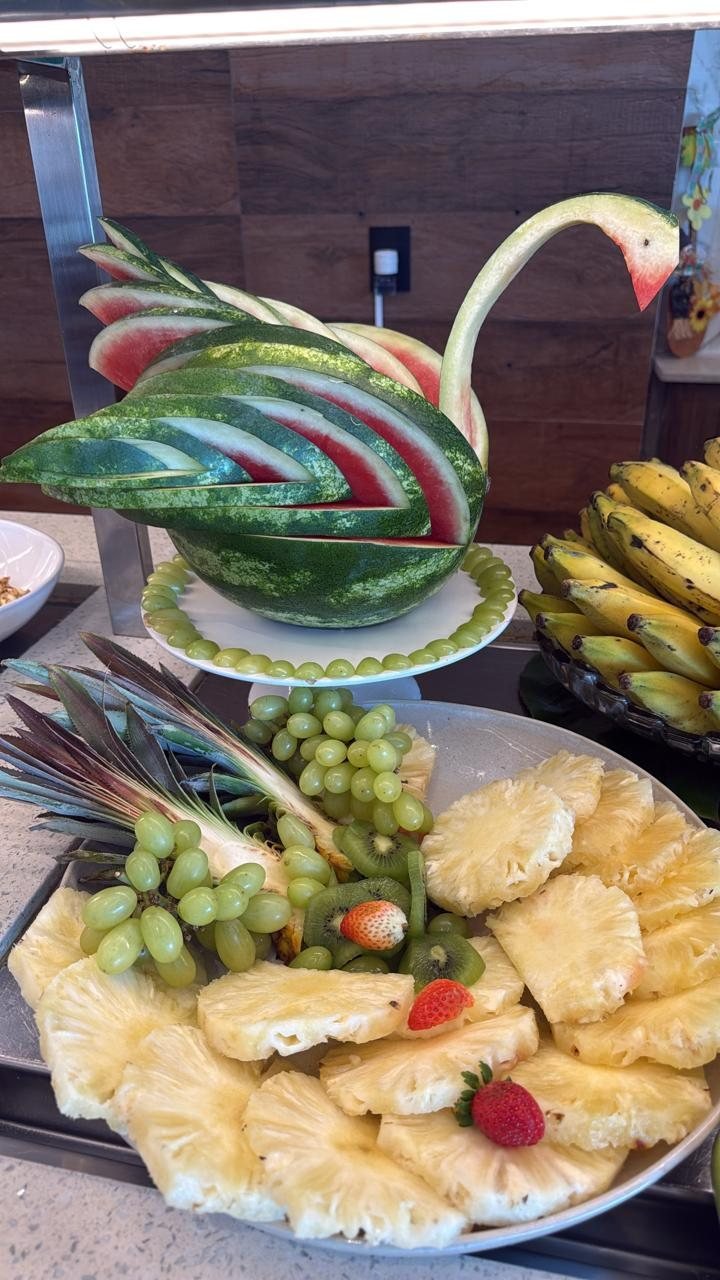 Cisne esculpido em melancia sobre a mesa de frutas