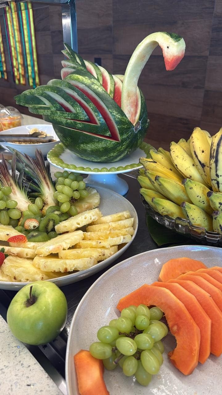 Cisne de melancia com abacaxi, uvas e mamão