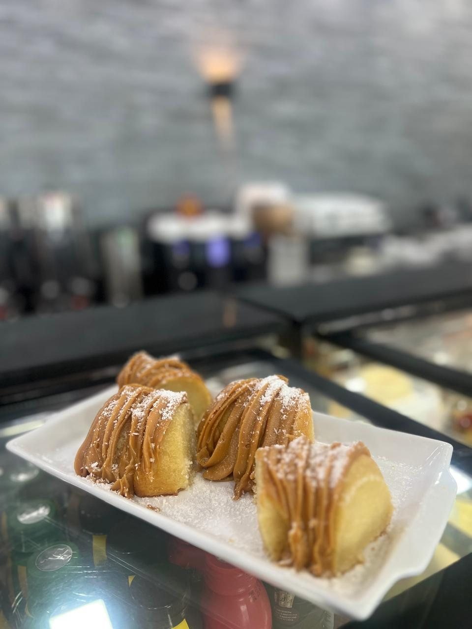 Fatias de bolo com doce de leite e coco no balcão do café