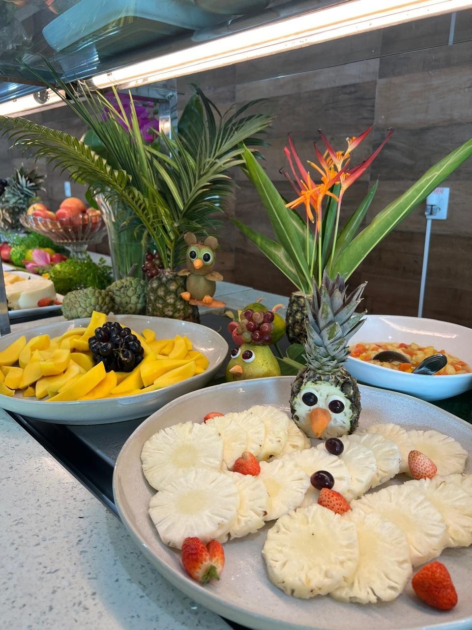 Abacaxi fatiado, manga e salada de frutas na ilha do café