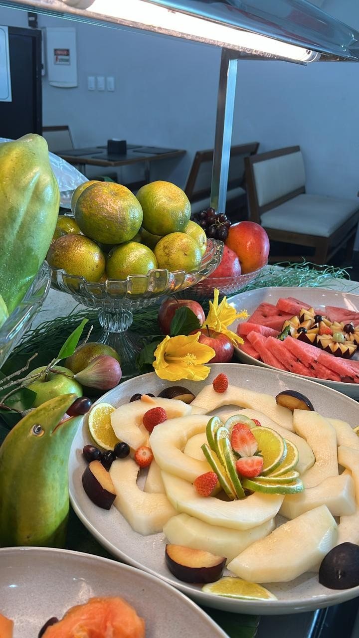Melão, laranja e morango na bancada de frutas
