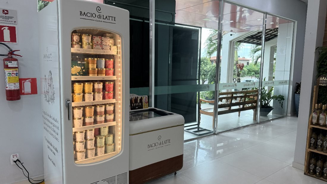 Freezer da Bacio di Latte com potes de gelato na conveniência