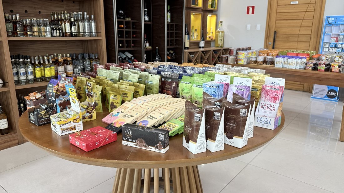 Mesa de chocolates e doces importados na conveniência