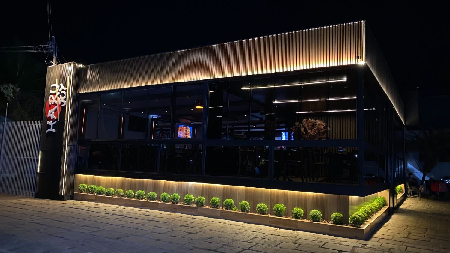 Fachada do Haru Joy Premium à noite