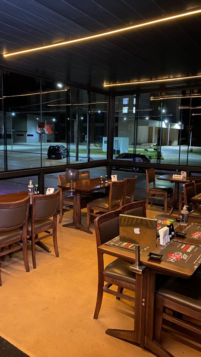Mesas junto às vidraças do Haru Joy Premium