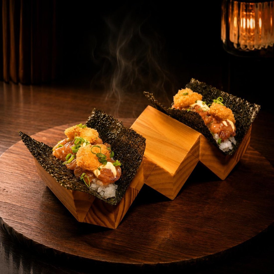 Temaki de salmão com crocante, servido em suporte de madeira