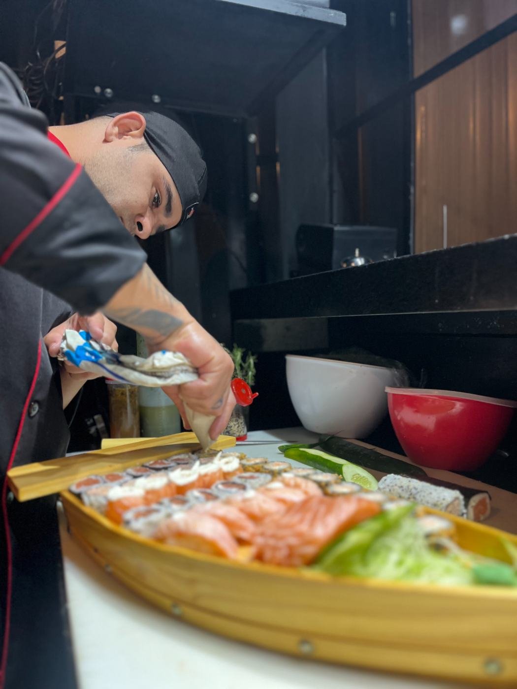 Preparo no sushi bar do Haru Joy