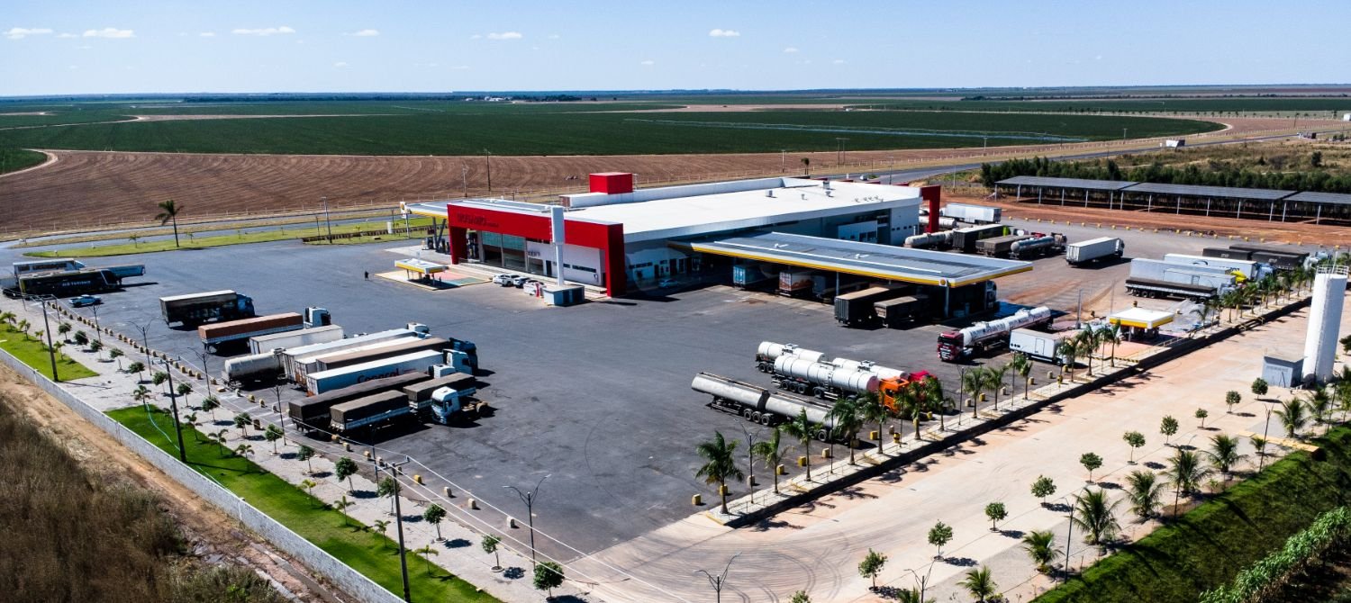 Posto Premium visto do alto, com a pista e o pátio