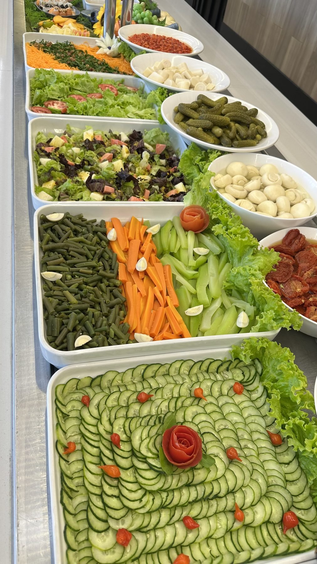 Linha de saladas do buffet