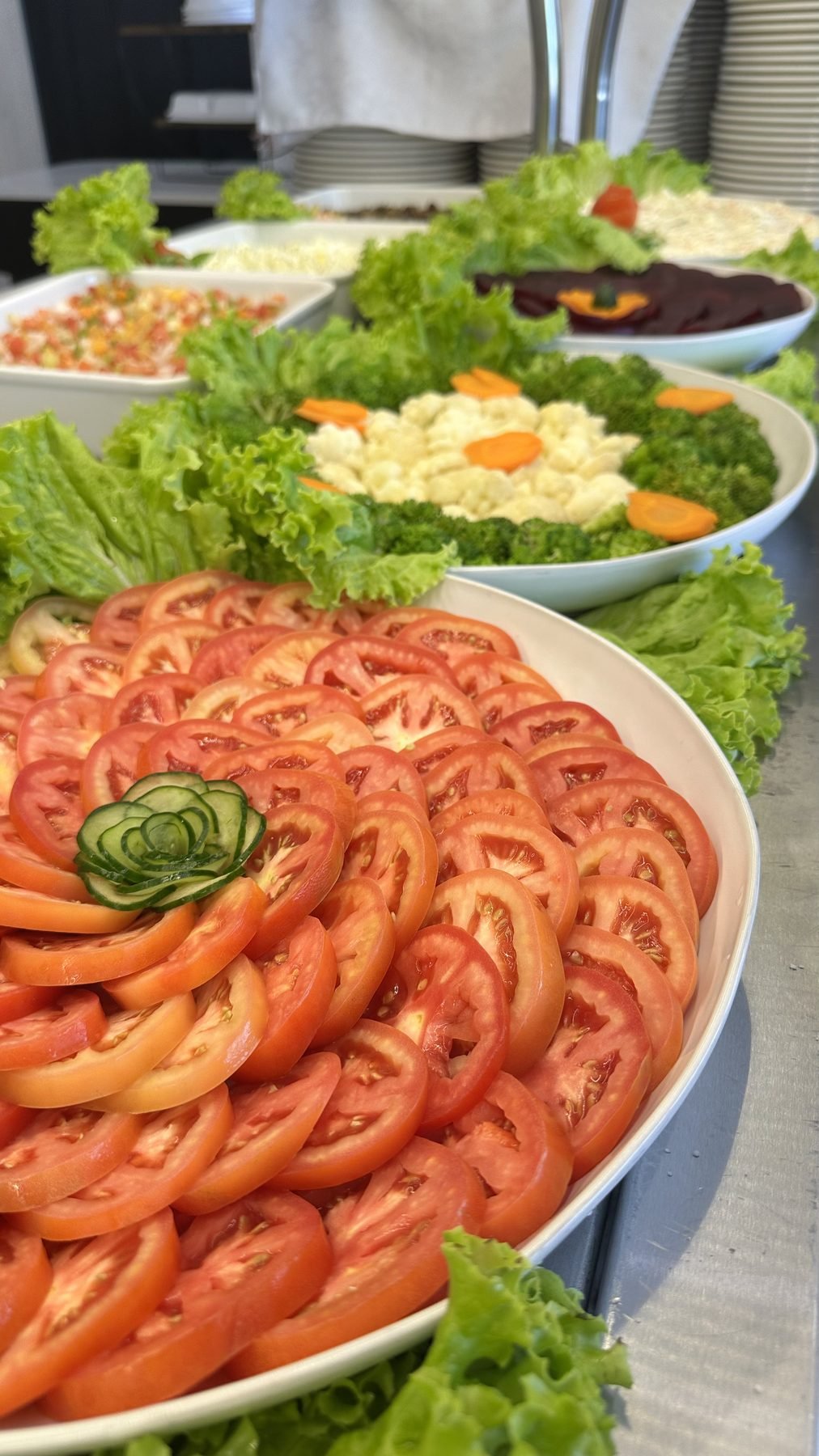 Travessa de tomate fatiado