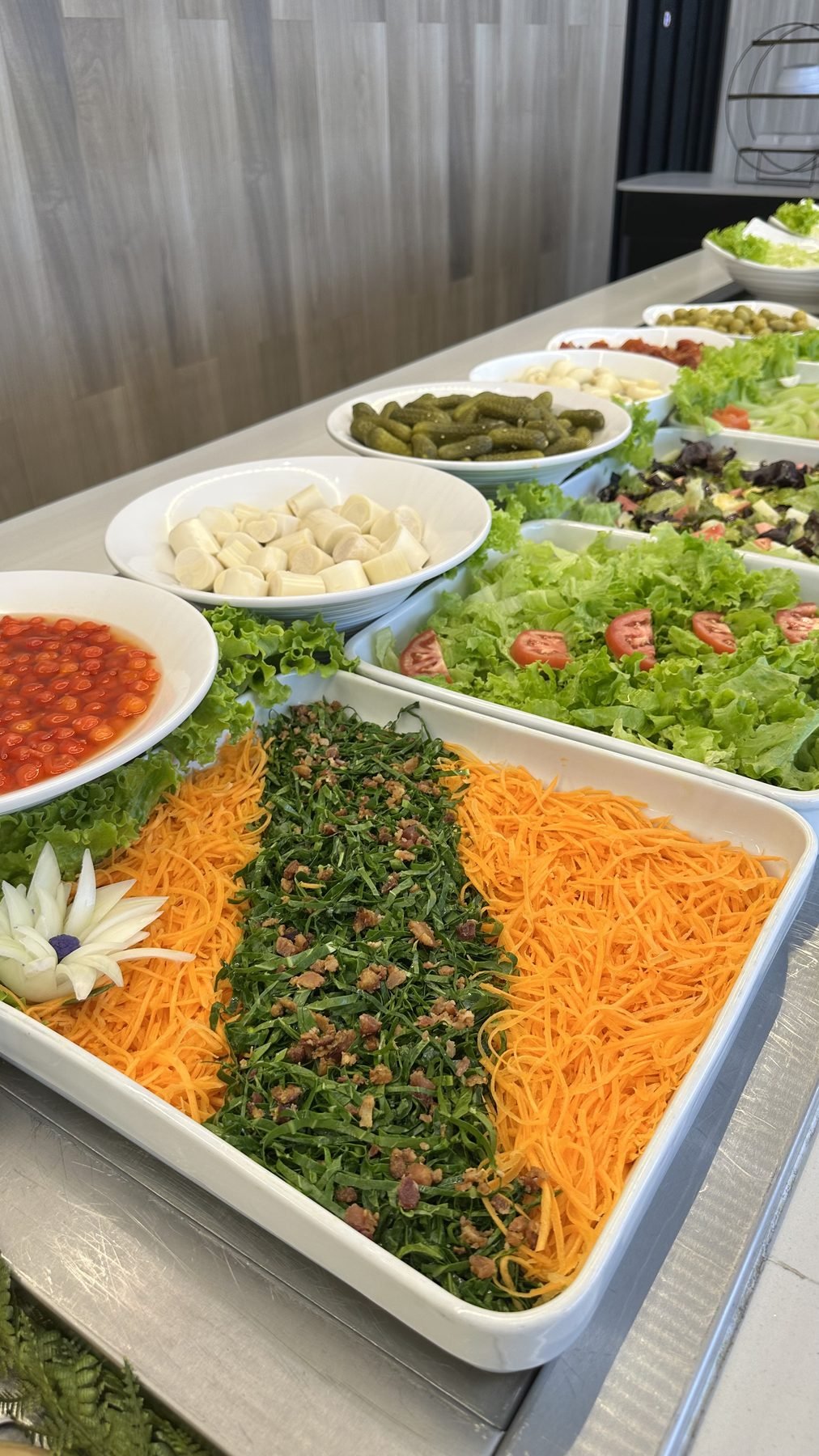Cenoura ralada e couve no buffet de saladas