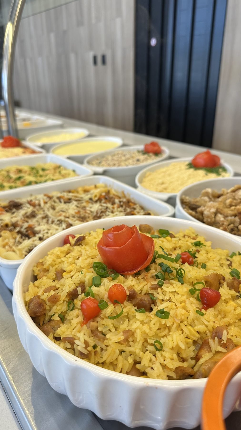Arroz à grega na linha de quentes