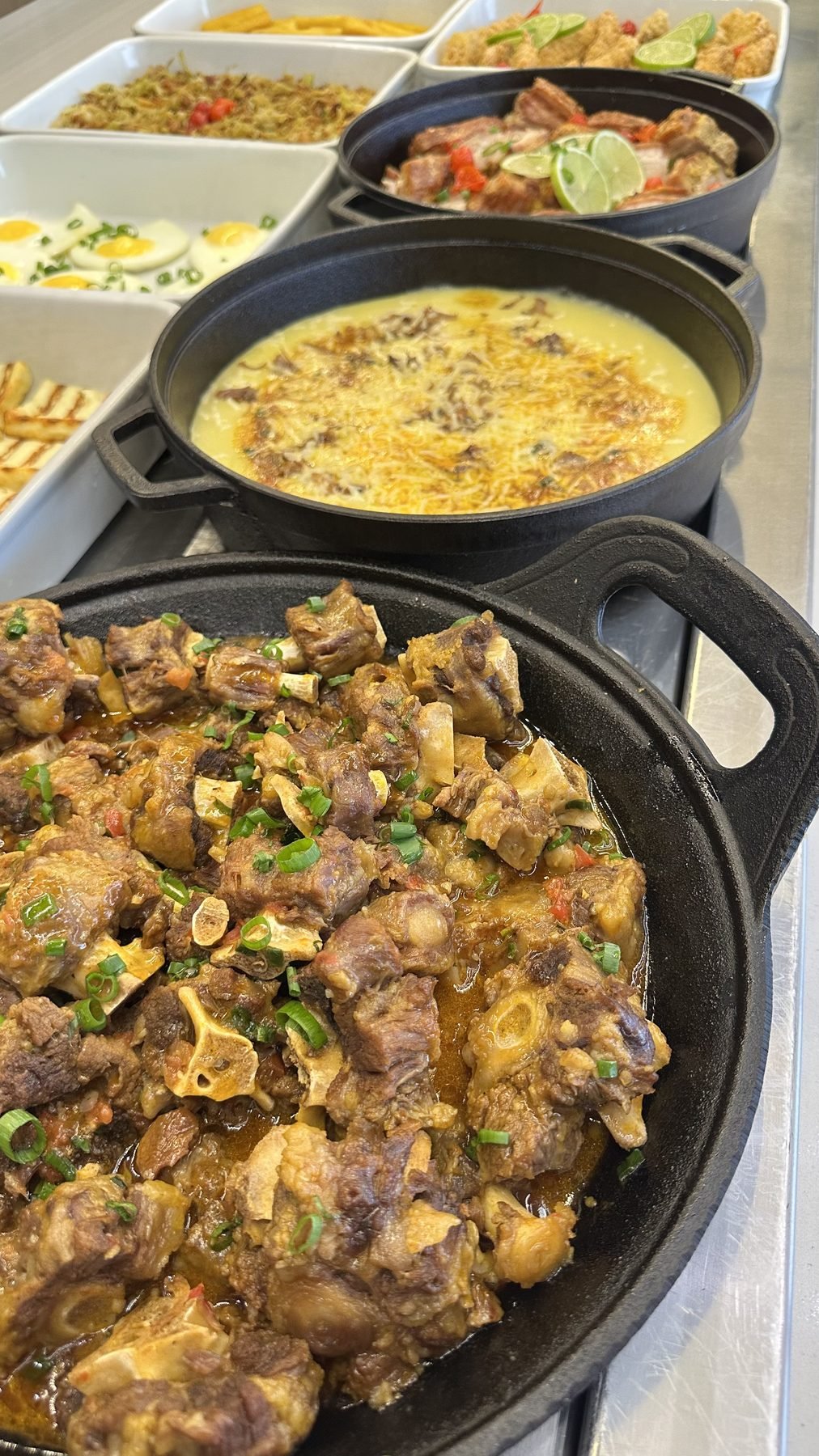 Panela de carne cozida no buffet