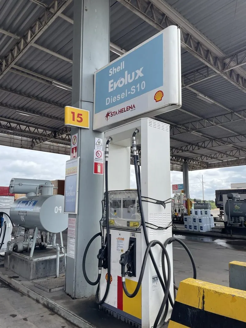 Bomba de diesel S-10 na pista do Posto Santa Helena.