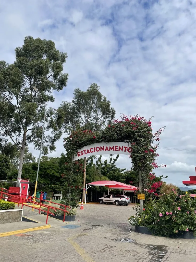 Arco de flores na entrada do estacionamento do Posto Santa Helena.