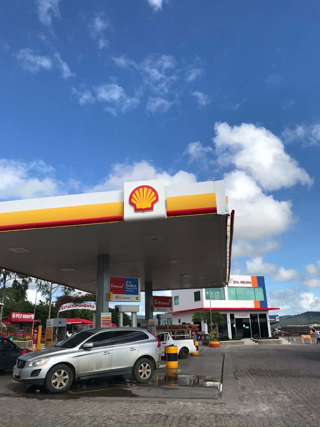 Posto Santa Helena à noite