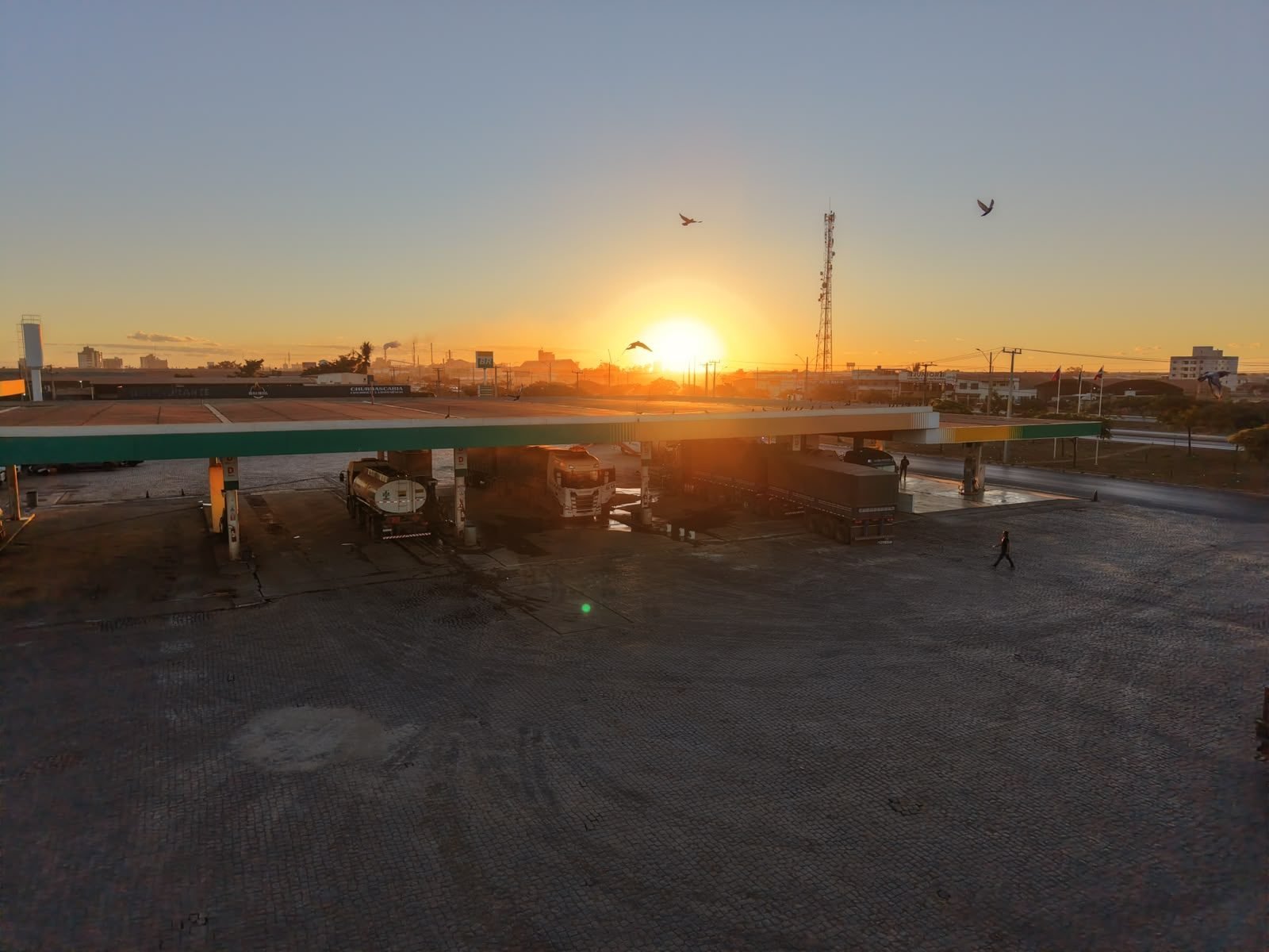 Posto Santa Helena LEM ao pôr do sol