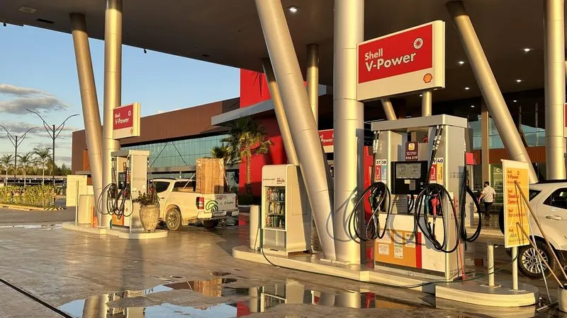 Bombas de combustível sob a placa Shell V-Power, na pista do Rosário Premium.