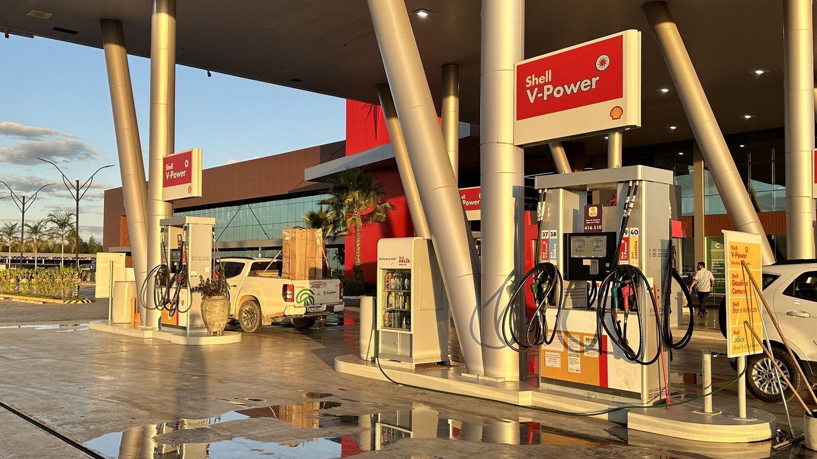 Pista do Posto Premium com bombas Shell V-Power