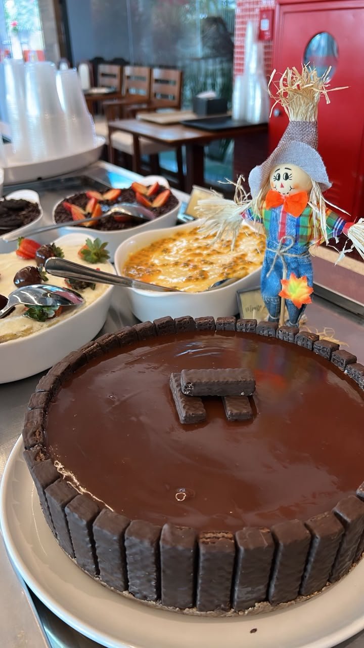 Tábua de queijos, frios e molhos na entrada do buffet
